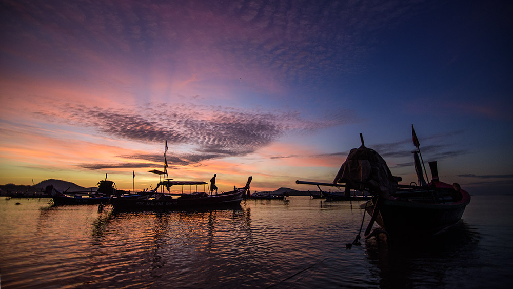 Silhouette-Boats-Rawai-beach-Phuket-Thailand